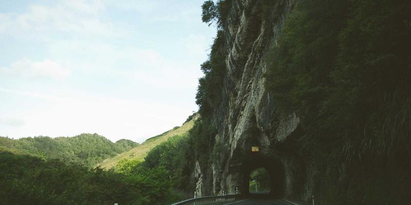 从男孩成长到地球守护者：慈善与教育援助如何赋能社区应对气候变化