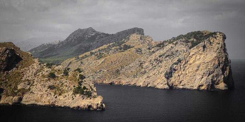 公益援助中的伦理困境：如何构建青少年支持与男孩成长的决策框架